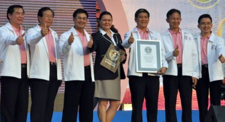 Tayland, 4 bin 183 kişiyle hulahup çevirme rekoru kırdı