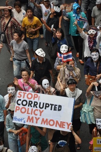 Tayland’da hükümet karşıtı beyaz maskeli yürüyüş