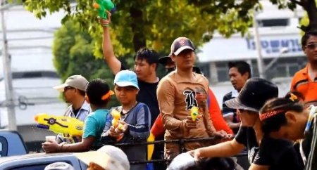 Tayland'da Songkran festivali ile sokaklarda su savaşları başladı‏