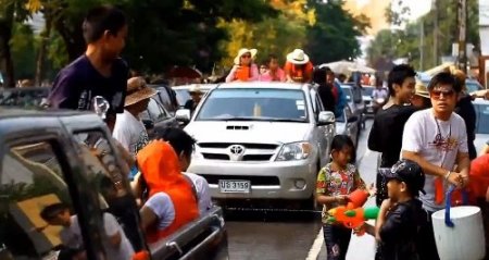 Tayland'da Songkran festivali ile sokaklarda su savaşları başladı‏