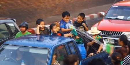Tayland'da Songkran festivali ile sokaklarda su savaşları başladı‏