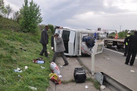 Taziyeden Dönenlerin Minibüsü Takla Attı: 12 Yaralı