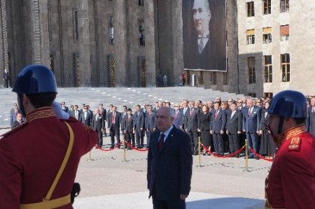 TBMM Başkanı Çiçek, Atatürk Anıtı'na çelenk koydu