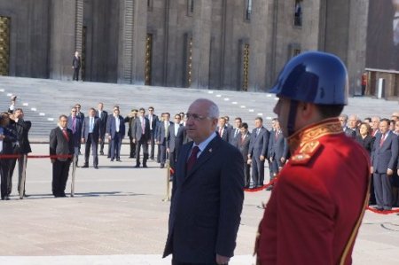 TBMM Başkanı Çiçek, Atatürk Anıtı'na çelenk koydu