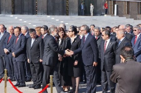 TBMM Başkanı Çiçek, Atatürk Anıtı'na çelenk koydu