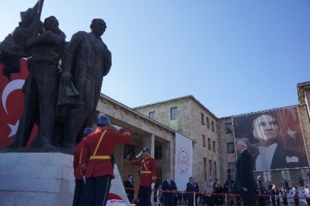 TBMM Başkanı Çiçek, Atatürk Anıtı'na çelenk koydu