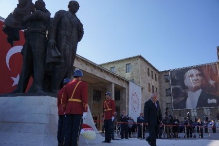 TBMM Başkanı Çiçek, Atatürk Anıtı'na çelenk koydu