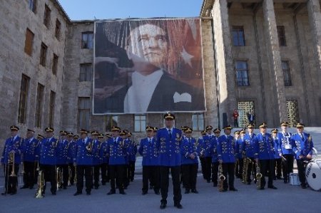 TBMM Başkanı Çiçek, Atatürk Anıtı'na çelenk koydu