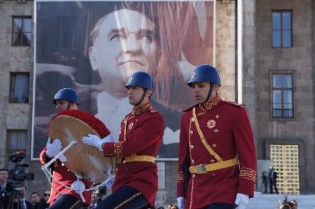 TBMM Başkanı Çiçek, Atatürk Anıtı'na çelenk koydu