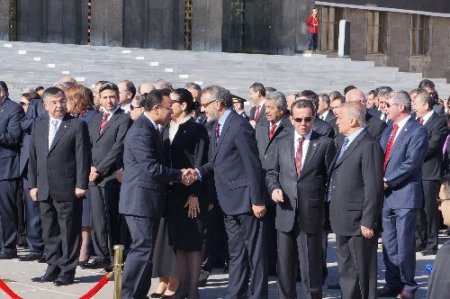 TBMM Başkanı Çiçek, Atatürk Anıtı'na çelenk koydu