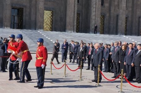 TBMM Başkanı Çiçek, Atatürk Anıtı'na çelenk koydu