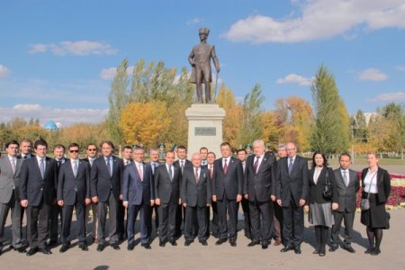TBMM Başkanı Çiçek, Atatürk heykeline çelenk koydu