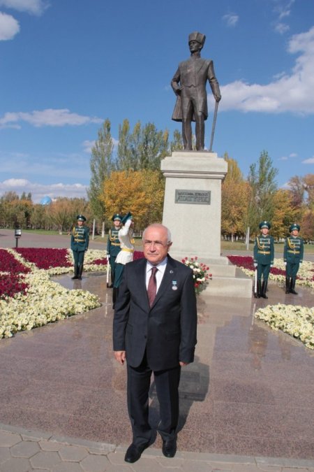 TBMM Başkanı Çiçek, Atatürk heykeline çelenk koydu