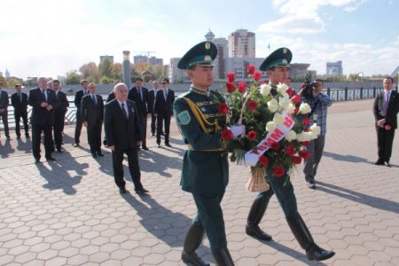 TBMM Başkanı Çiçek, Atatürk heykeline çelenk koydu