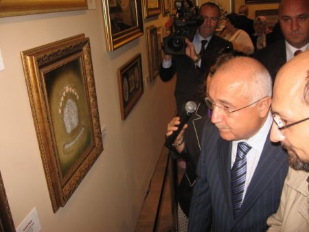 TBMM Başkanı Çiçek, Dolmabahçe'de sergi açtı