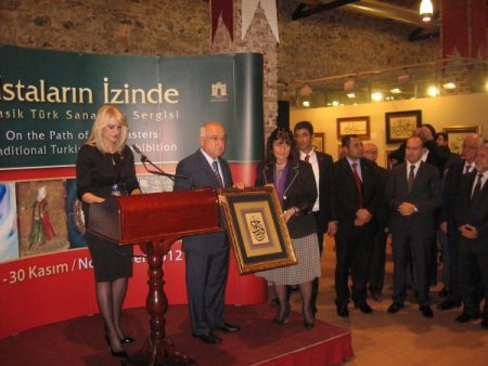 TBMM Başkanı Çiçek, Dolmabahçe'de sergi açtı