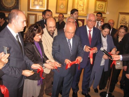 TBMM Başkanı Çiçek, Dolmabahçe'de sergi açtı