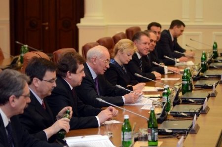 TBMM Başkanı Çiçek, Ukrayna Başbakanı Azarov ile görüştü