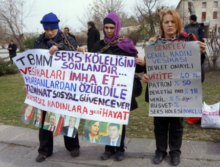 TBMM girişinde 'seks köleliği' eylemi
