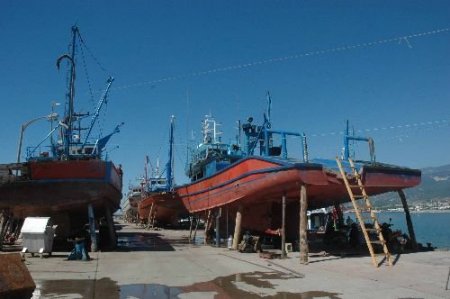 Tedaş'a Borcu Olan Su Ürünleri Kooperatifi Balıkçıları Pankartla Uyardı