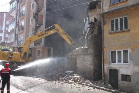 Tehlike arz eden bina belediye ekiplerince yıkıldı