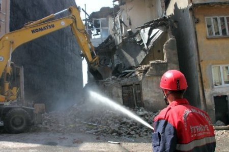 Tehlike arz eden bina belediye ekiplerince yıkıldı