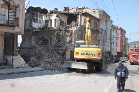 Tehlike arz eden bina belediye ekiplerince yıkıldı