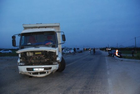 Tek şerite düşen yolda kamyon ile otomobil çarpıştı: 1 yaralı