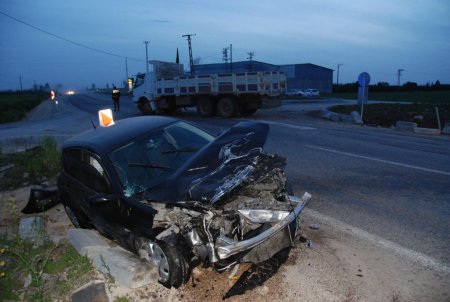 Tek şerite düşen yolda kamyon ile otomobil çarpıştı: 1 yaralı