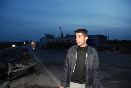 Tek şerite düşen yolda kamyon ile otomobil çarpıştı: 1 yaralı