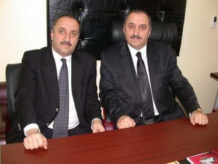 Tek Yumurta İkizi Müfettişler, Karıştırılmamak İçin Birlikte Gezmeye Çalışıyor