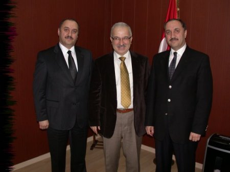 Tek Yumurta İkizi Müfettişler, Karıştırılmamak İçin Birlikte Gezmeye Çalışıyor
