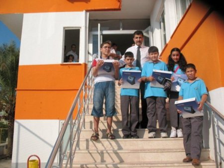 Tekalan Koleji, öğrencilere tablet bilgisayar dağıttı