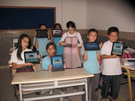 Tekalan Koleji, öğrencilere tablet bilgisayar dağıttı
