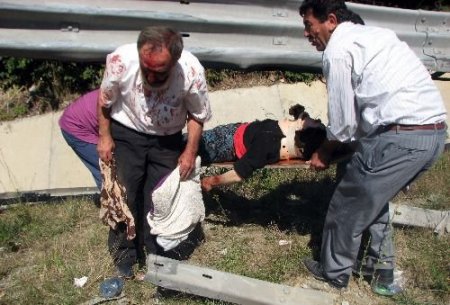 Tekerleği Patlayan Otomobil Şarampole Yuvarlandı: 7 Kişi Yaralandı