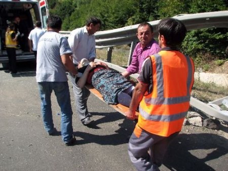 Tekerleği Patlayan Otomobil Şarampole Yuvarlandı: 7 Kişi Yaralandı