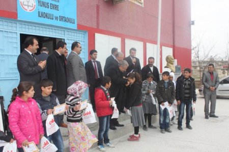 Tekerlekli sandalye hediye edilen öğrenci çifte sevinç yaşadı