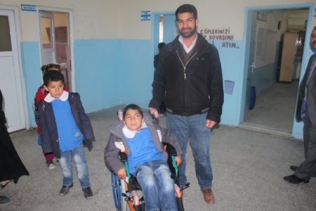Tekerlekli sandalye hediye edilen öğrenci çifte sevinç yaşadı