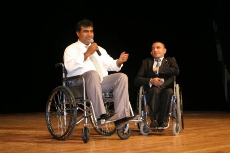 Tekerlekli Sandalyede Engellilere Mesaj Verdiler