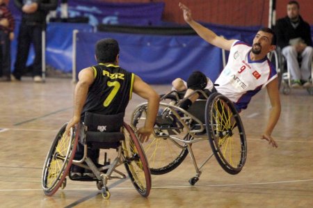 Tekerlekli sandalyeli sporcular nefes kesti