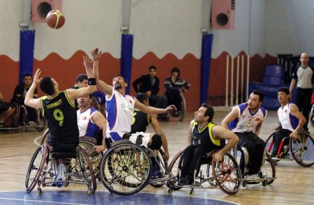 Tekerlekli sandalyeli sporcular nefes kesti