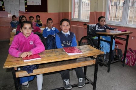 Tekerlekli sandalyesine kavuşan Esma, 4 ay sonra okula gitti