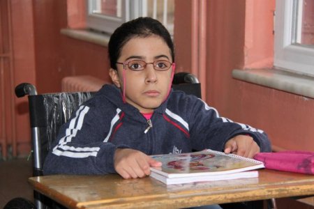 Tekerlekli sandalyesine kavuşan Esma, 4 ay sonra okula gitti