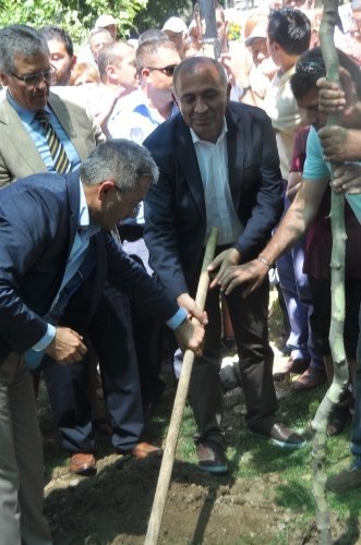 Tekin: Sayın Başbakan gündemi millet belirler şimdi sizde peşine takılırsınız