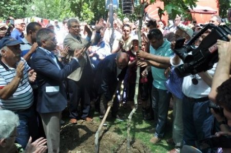 Tekin: Sayın Başbakan gündemi millet belirler şimdi sizde peşine takılırsınız