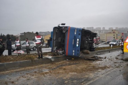 Tekirdağ'a Mahkum Sevki Yapan Cezaevi Aracı Devrildi:3 Yaralı