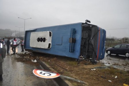 Tekirdağ'a Mahkum Sevki Yapan Cezaevi Aracı Devrildi:3 Yaralı
