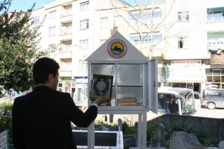 Tekkeköy’de mezarlıklarda Kur’an-ı Kerim dolabı uygulaması başladı