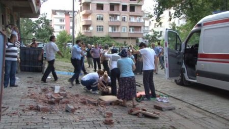 Tekme Attığı Balkonla Birlikte Düştü