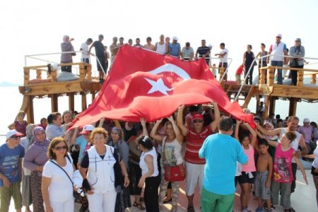 Tekne gezisine çıkan engelliler teröre tepki için dev bayrak açtı